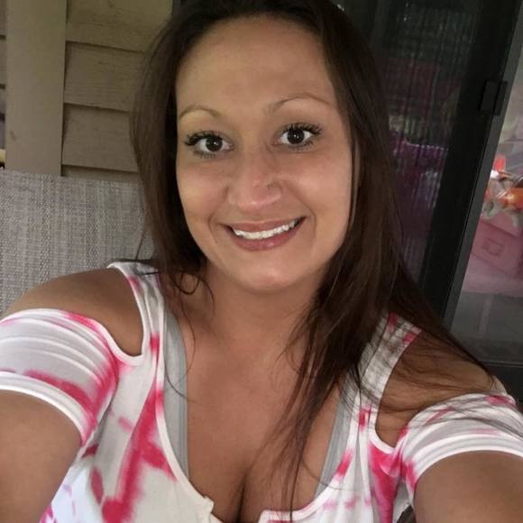Profile Picture of Tara Deeter (@tara2206) on Poshmark