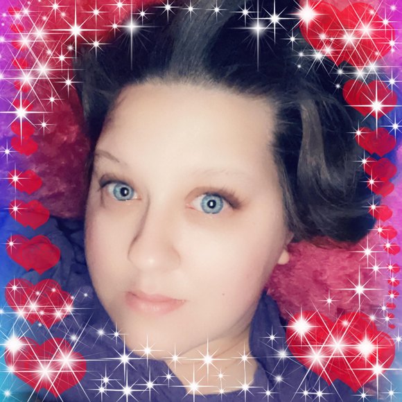 Profile Picture of Cassandra Wickwire (@cwickwire) on Poshmark