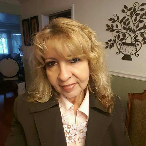 Profile Picture of Lorena Canizalez (@lorenal1234) on Poshmark