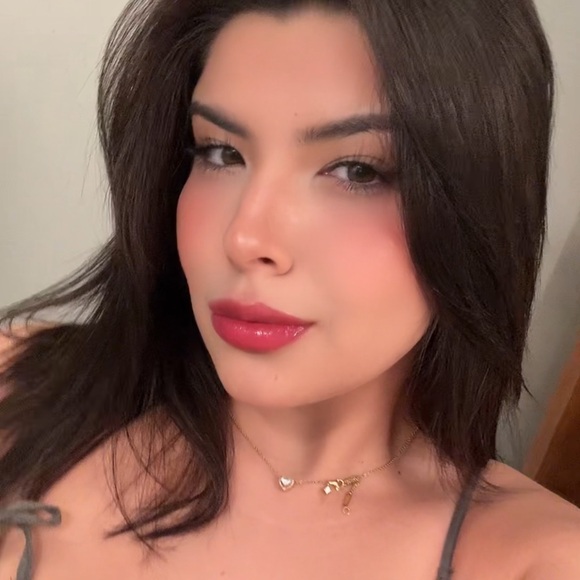 Profile Picture of Isabelly Perpétuo (@isabelly_p) on Poshmark