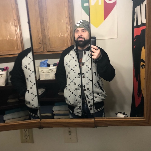 Profile Picture of Cavan Davis (@cdavis8373) on Poshmark