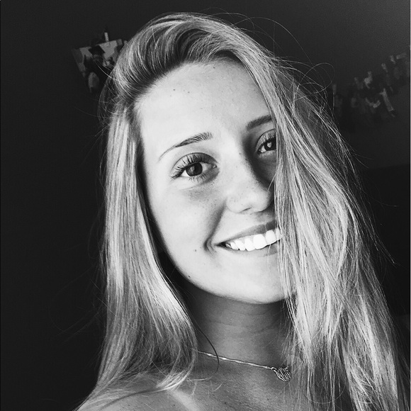 Profile Picture of Amanda Wagner (@amandawag98) on Poshmark