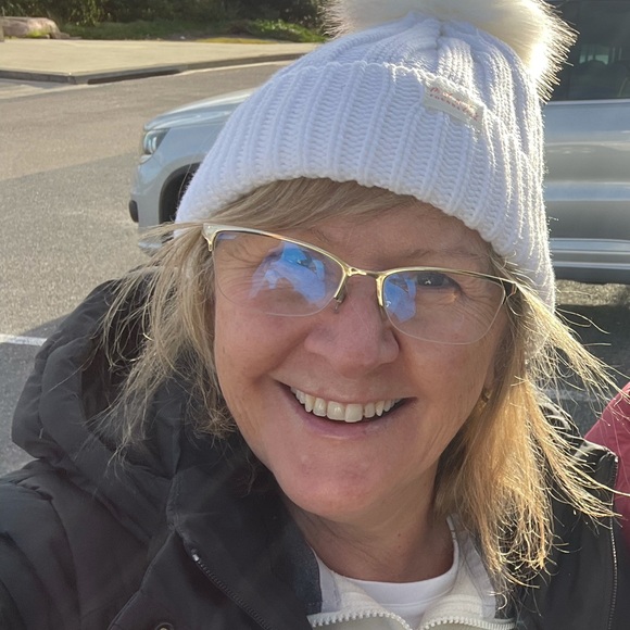 Profile Picture of Lenora Shipley (@lenorashipley) on Poshmark