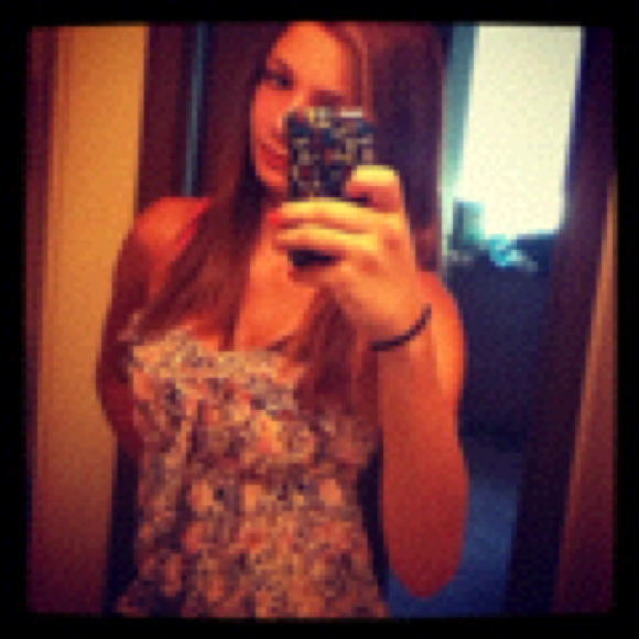 Profile Picture of Morgan Fifield (@morgan_renae_) on Poshmark