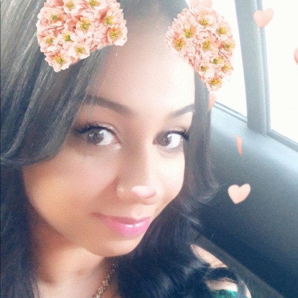 Profile Picture of Isory Almanzar (@chuliss1412) on Poshmark