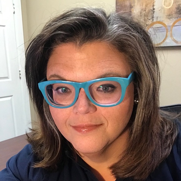 Profile Picture of Mindy Robertson (@mindyrsea) on Poshmark