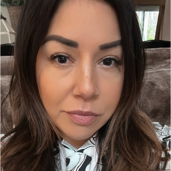 Profile Picture of Olivia Colapietro (@oliviacola04) on Poshmark