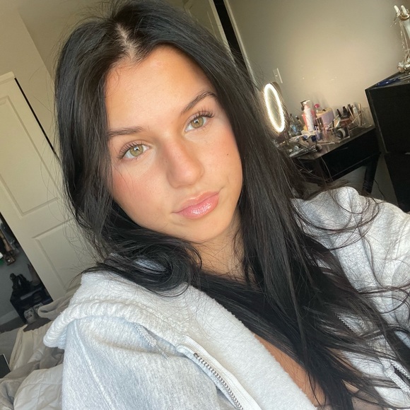 Profile Picture of Julia Griffith (@juliagriffith13) on Poshmark