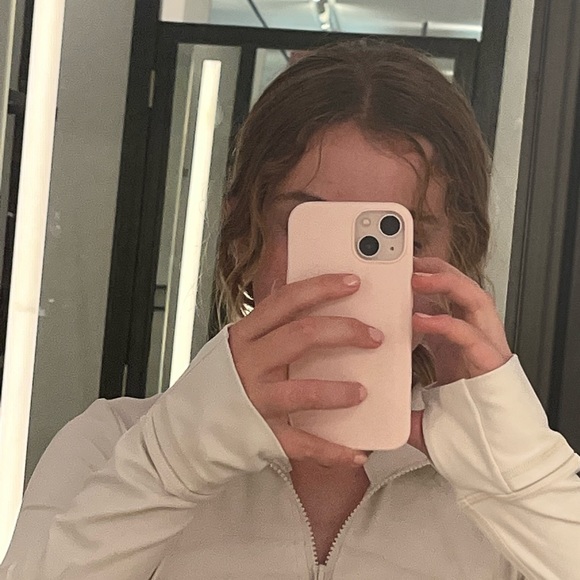 Profile Picture of Ashley Korakis (@luavashley) on Poshmark