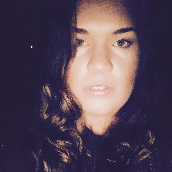 Profile Picture of Lauren Correa (@laurencorrea) on Poshmark