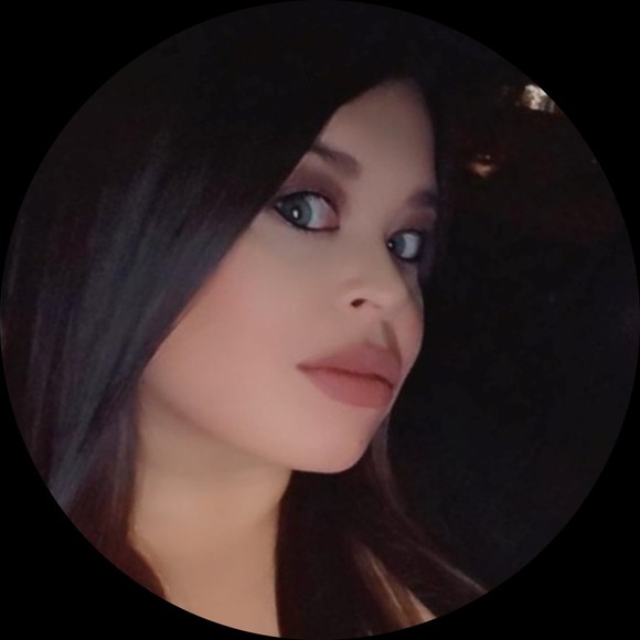 Profile Picture of Danielle Avis (@danielleavis9) on Poshmark