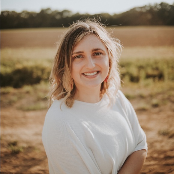 Profile Picture of Savannah Walraven (@savygrace19) on Poshmark