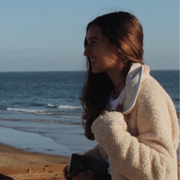 Profile Picture of Ele Gianulis (@elegianulis) on Poshmark