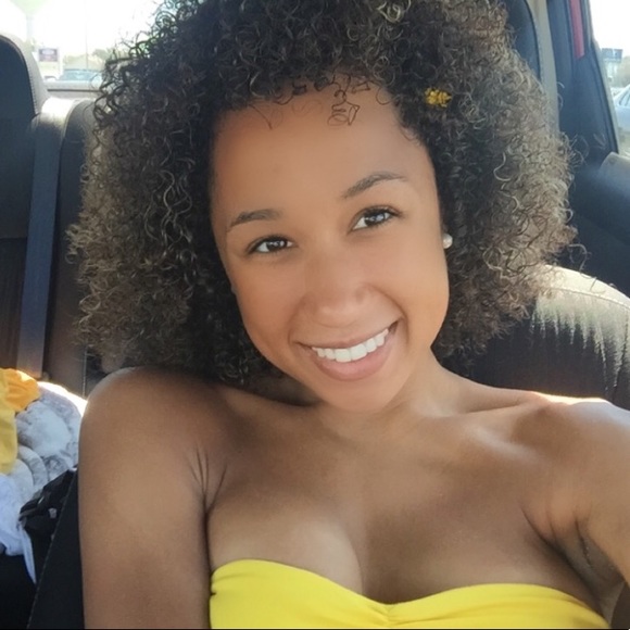 Profile Picture of Kat Casbon (@katdionnee) on Poshmark