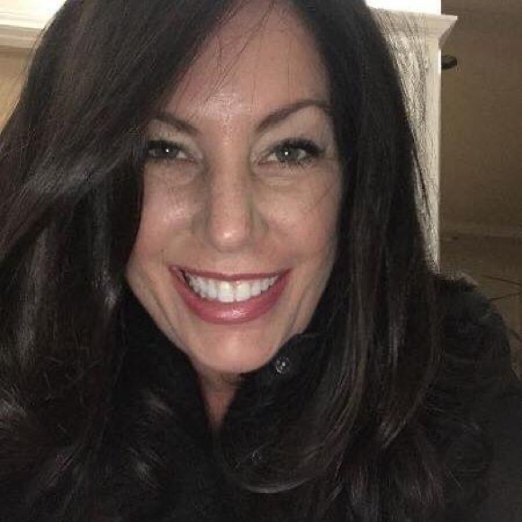 Profile Picture of Lori Vanness-guidotti (@lvanness11) on Poshmark