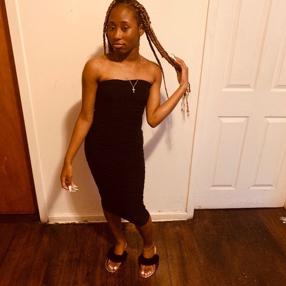Profile Picture of Iana 💋. Dennis (@dennisduh) on Poshmark