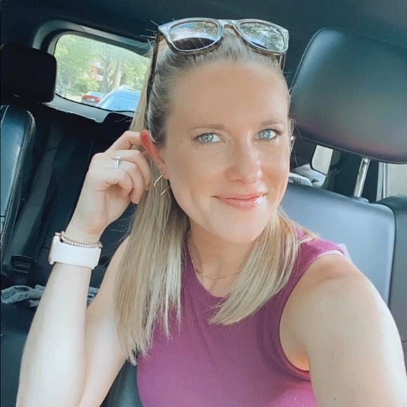 Profile Picture of Stephanie Fields (@stephfields22) on Poshmark