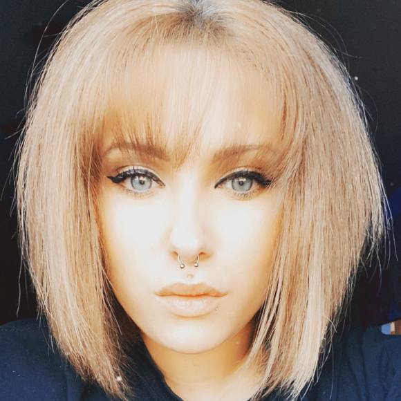 Profile Picture of Julia Shelhamer (@juliashelhamer1) on Poshmark