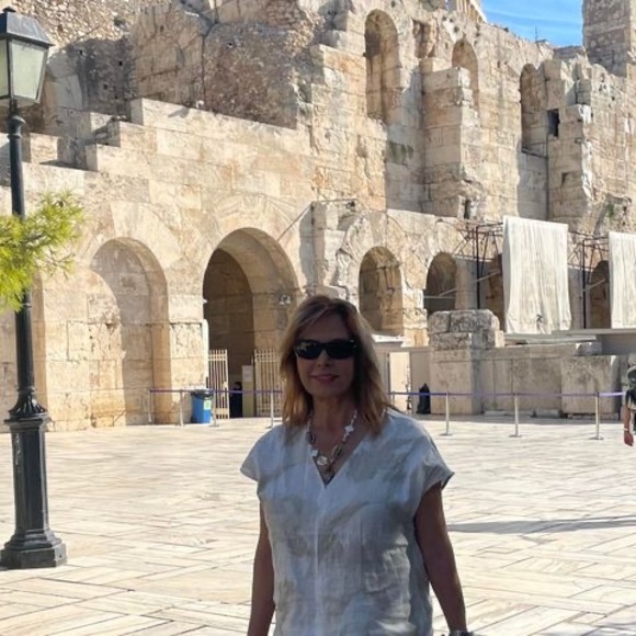 Profile Picture of Farzaneh Rabizadeh (@newatmosphere1) on Poshmark