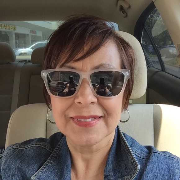 Profile Picture of Jessica Dakis (@mamadakis) on Poshmark