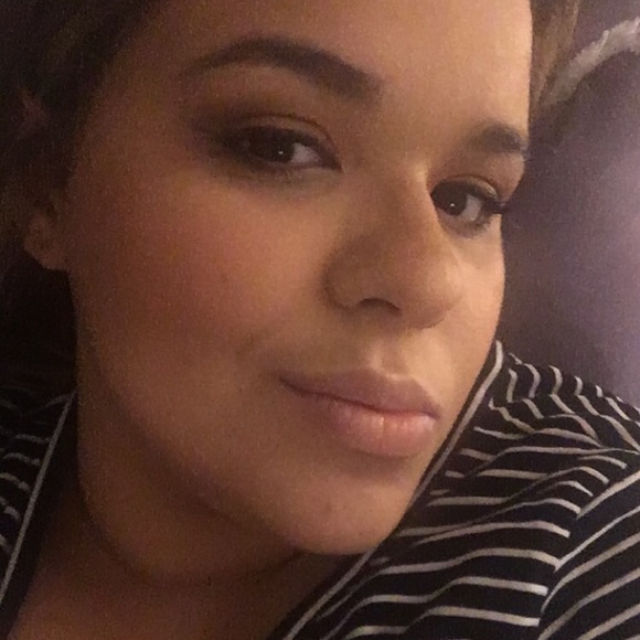 Profile Picture of Maria Arruda (@maria_arruda) on Poshmark