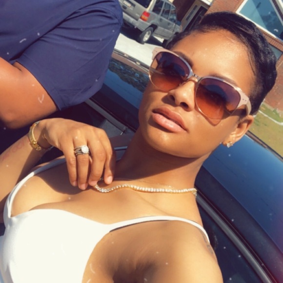 Profile Picture of Simone Moore (@sjahnaem) on Poshmark