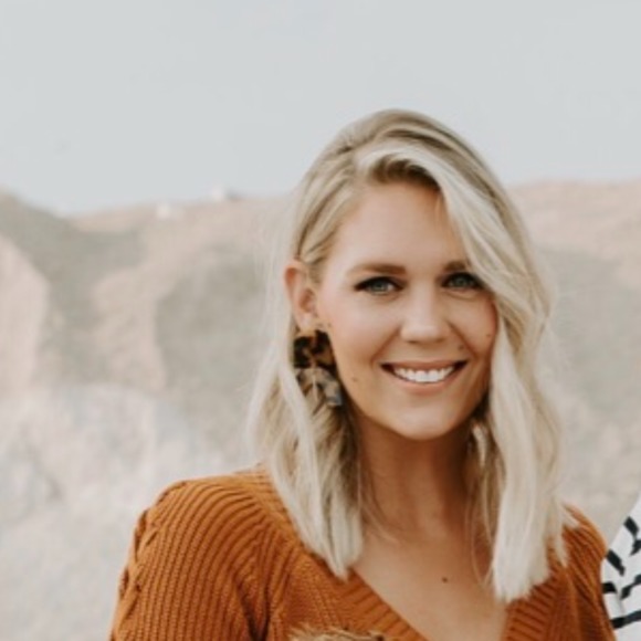 Profile Picture of Katelyn Lenger (@kgrace105) on Poshmark