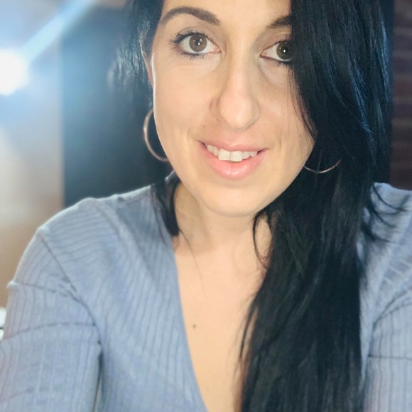 Profile Picture of Anne-marie Michaud (@annemarie90) on Poshmark