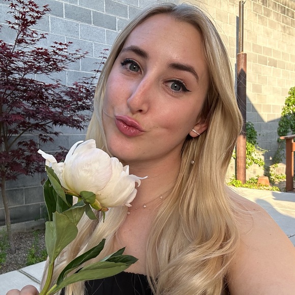 Profile Picture of May Swetech (@mayghan101) on Poshmark