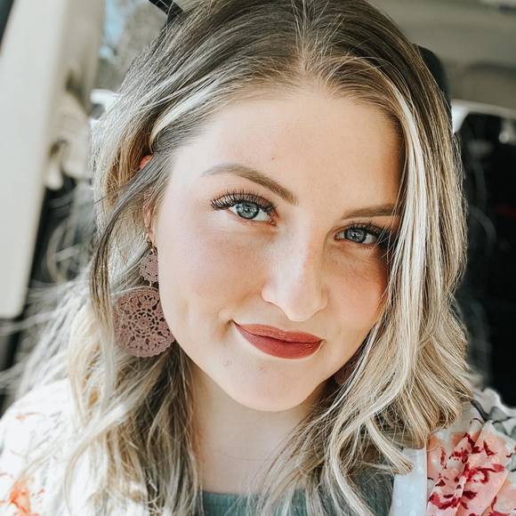 Profile Picture of Candice Thompson (@candice_thomp13) on Poshmark