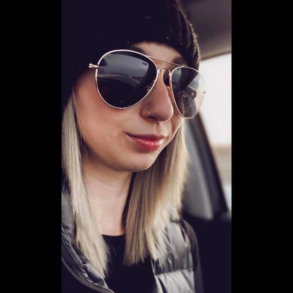 Profile Picture of Haley Angonese (@hangonese) on Poshmark