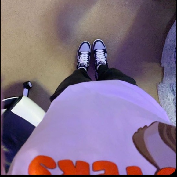 Profile Picture of Logan Pong (@i_like_shoes375) on Poshmark