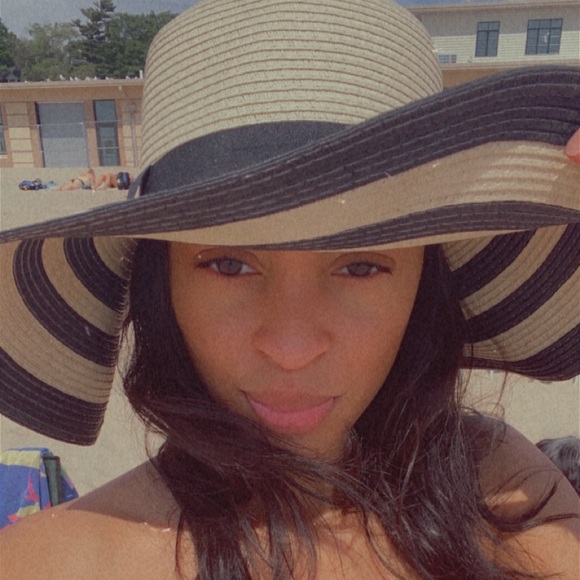 Profile Picture of Bianca Springer (@bspringer1123) on Poshmark