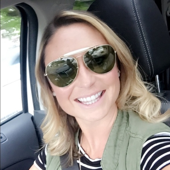 Profile Picture of Lindseyjo Girod (@lindzgb03) on Poshmark