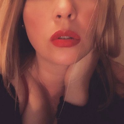 Profile Picture of Nora Roberts (@NoraCurvesALot) on Twitter