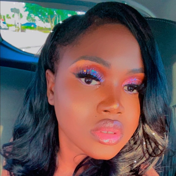 Profile Picture of Bee❤️ Cadet (@b_cadet) on Poshmark