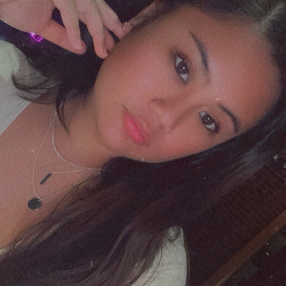 Profile Picture of Gabby Tolosa (@gabbytolosa) on Poshmark