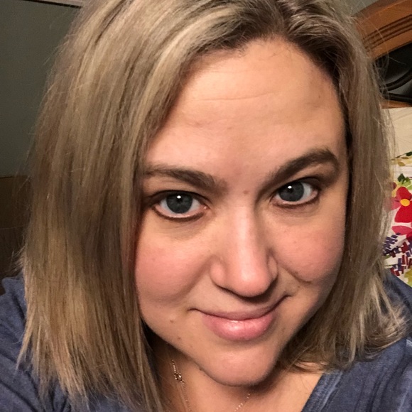 Profile Picture of Laura Nevenner (@lolo_nev) on Poshmark