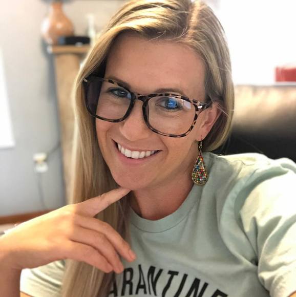 Profile Picture of Lauren Haukap (@laurenlyvers) on Poshmark