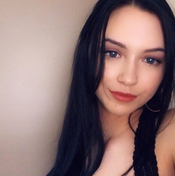 Profile Picture of Katelynn Irons (@ironskatelynn) on Poshmark
