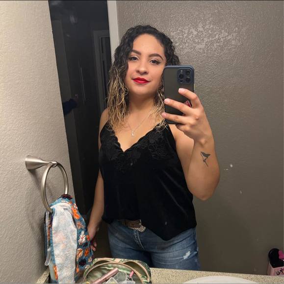 Profile Picture of Andrea Lazalde (@andrealazalde) on Poshmark