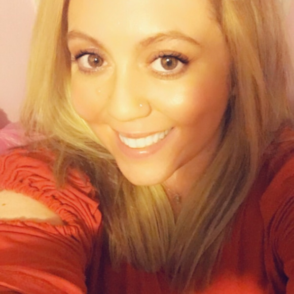 Profile Picture of Jen Cavaleri (@cavalericouture) on Poshmark