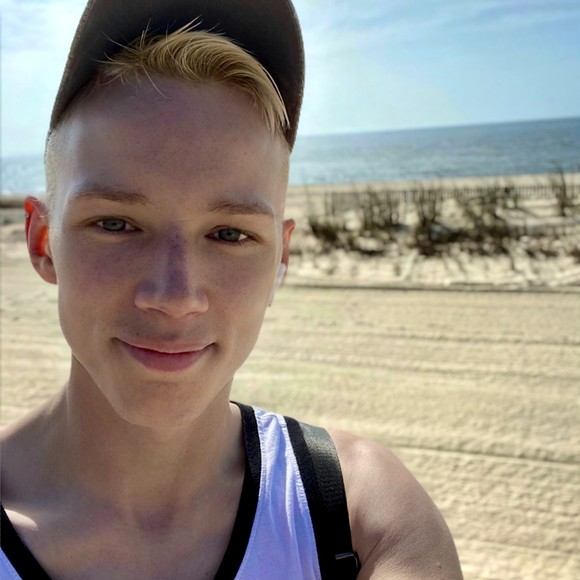 Profile Picture of Joshua Farr (@joshua_farr) on Poshmark