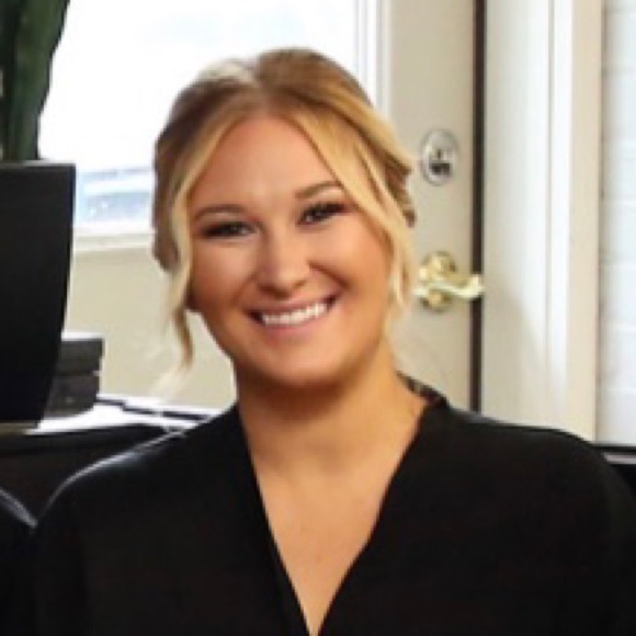 Profile Picture of Lauren Filicky (@laur7) on Poshmark