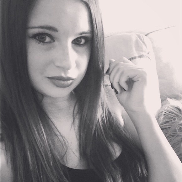 Profile Picture of Ariel Ely (@arielely) on Poshmark