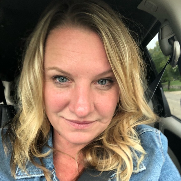 Melanie Besonen - Poshmark Profile Picture of Melanie Besonen (@mbesonen) on Poshmark