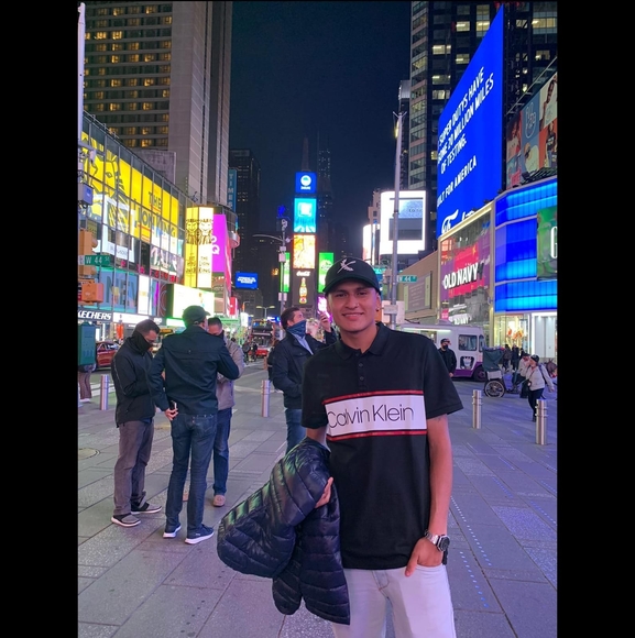 Profile Picture of Andres Andres (@andresandres331) on Poshmark