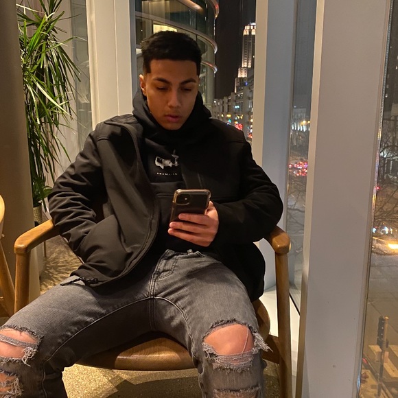 Profile Picture of Danny Roque (@dannnyroquee) on Poshmark