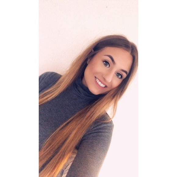Profile Picture of Ally Devoogd (@07allydevoogd) on Poshmark