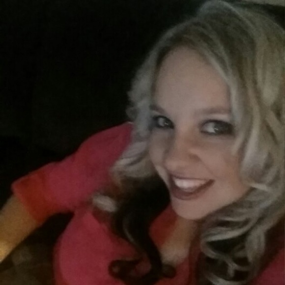 Profile Picture of Julie Mihoky (@juliemihoky) on Poshmark